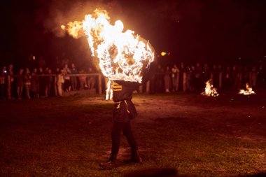 Kaliningrad, Rusya - 10.09.2022 - Karanlık zemine karşı iki yetenekli dövüşçü, canlı performansın yoğunluğunu ve heyecanını yakalarken,