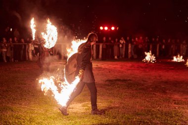 Kaliningrad, Rusya - 10.09.2022 - Karanlık zemine karşı iki yetenekli dövüşçü, canlı performansın yoğunluğunu ve heyecanını yakalarken,