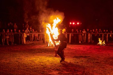 Kaliningrad, Rusya - 10.09.2022 - Karanlık zemine karşı iki yetenekli dövüşçü, canlı performansın yoğunluğunu ve heyecanını yakalarken,