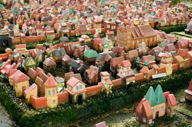 Svetlogorsk, Rusya - 13.07.2024 - Renkli ortaçağ Konigsberg kasabasını, evleri, duvarları ve tarihi binaları tasvir eden el yapımı minyatür modelin yakından çekilmiş hali. eski Kalininingrad mimarisi
