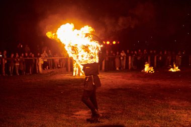 Kaliningrad, Rusya - 10.09.2022 - Karanlık zemine karşı iki yetenekli dövüşçü, canlı performansın yoğunluğunu ve heyecanını yakalarken,