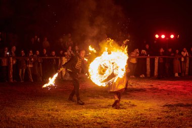 Kaliningrad, Rusya - 10.09.2022 - Karanlık zemine karşı iki yetenekli dövüşçü, canlı performansın yoğunluğunu ve heyecanını yakalarken,
