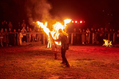 Kaliningrad, Rusya - 10.09.2022 - Karanlık zemine karşı iki yetenekli dövüşçü, canlı performansın yoğunluğunu ve heyecanını yakalarken,