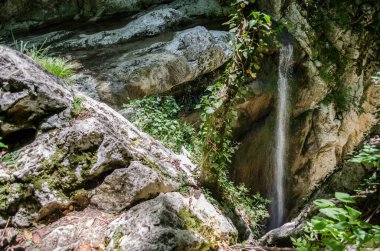 Yoğun yeşilliklerle sarılmış engebeli uçurumlardan şelaleler düşüyor. Güneş ışığı gölgeliklerden süzülerek kayalar arasında benekli ışık oluşturur. Sakin atmosfer hüküm sürüyor.
