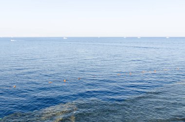 Sakin okyanus, yumuşak güneş ışığı altında uzanıyor. Horizon maviler içinde zar zor göze çarpıyor. Sahil görüş noktasından ideal sakin kaçış.