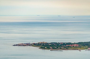 Hava perspektifi, sakin sularla çevrili Gelendzhik yarımadasını yakalıyor, yemyeşil ve kıyı binaları sergiliyor. Yumuşak ışıklandırma sakin atmosferi güçlendirir. Uzak gemiler ufka karışıyor