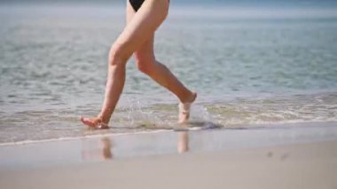 Yumuşak dalgalar yumuşak sabah ışığı altında kumlu kıyı şeridini okşar. Baltık Denizi dingin ufka doğru uzanıyor. Halk veya hareket yok, sadece huzur ve huzur var.