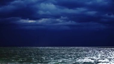 Çalkantılı baltık denizi uğursuz fırtına bulutlarının altında ay ışığını yansıtır. Sahneye koyu renkler hakim, dramatik, gergin atmosfer yaratıyor. Düşük açı engin, karamsar deniz manzarasına vurgu yapar.