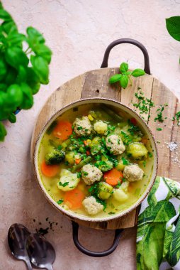 Meetball sebze çorbası. Stil sarılma. Seçici odaklanma.