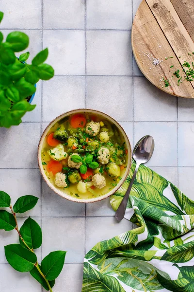 Meetballgrønnsaker Soup Style Hugge Selektivt Fokus – stockfoto