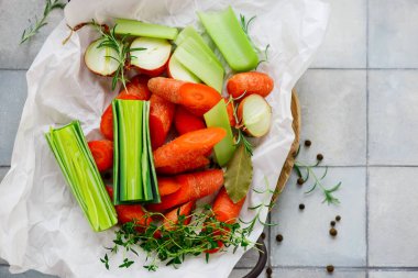 Taze sebze ve sebze çorbası. Seçici bir odak noktası.