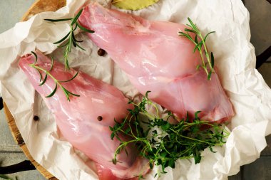 Taze bitkilerle çiğ tavşan bacağı. Stil sarılma. Seçici odaklanma.