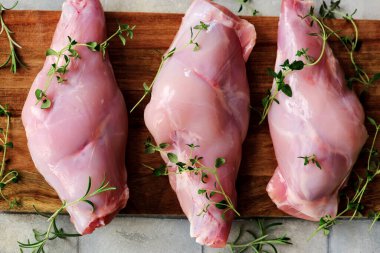 Taze bitkilerle çiğ tavşan bacağı. Stil sarılma. Seçici odaklanma.