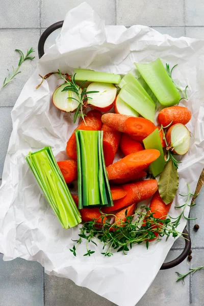 テーブルの上のスープのための新鮮な野菜やハーブ — ストック写真