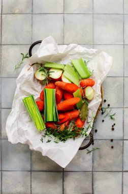 Taze sebze ve sebze çorbası. Seçici bir odak noktası.