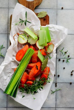 Taze sebze ve sebze çorbası. Seçici bir odak noktası.