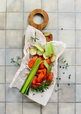 Taze sebze ve sebze çorbası. Seçici bir odak noktası.