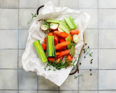 Taze sebze ve sebze çorbası. Seçici bir odak noktası.