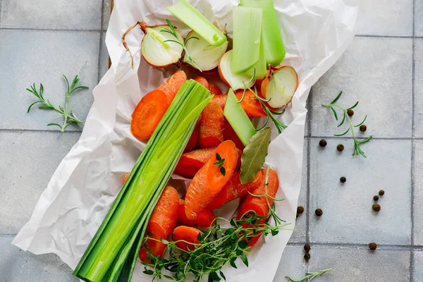 Frisches Gemüse Und Kräuter Für Die Brühe Auf Dem Tisch Stockbild