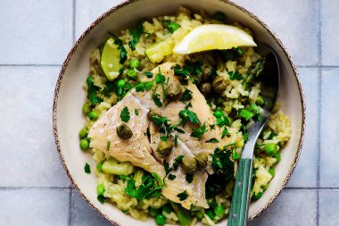 Morina filetosu ile risotto primavera. Top veiw.style rustic. Seçici odak noktası