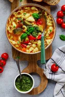 Pesto.top veiw.style sarılma ile sebze çorbası.