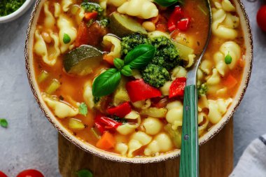 Pesto.top veiw.style sarılma ile sebze çorbası.