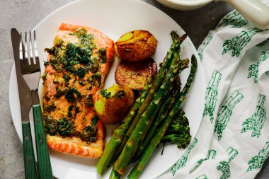 Pişmiş somon, sebzeli fırında somon. Sosyete usulü. Seçici odaklanma.