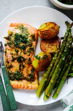 Pişmiş somon, sebzeli fırında somon. Sosyete usulü. Seçici odaklanma.