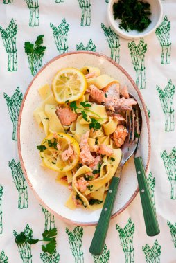 Limonlu, sarımsak soslu Tagliatelle somonu.