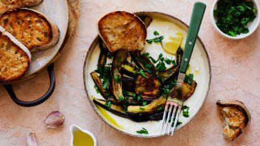 Sarımsaklı yoğurtlu Türk usulü ızgara patlıcan.