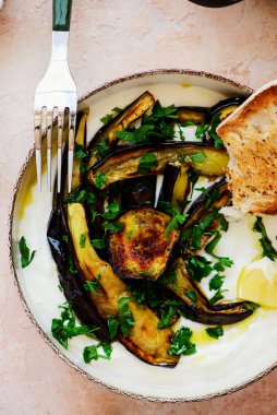 Sarımsaklı yoğurtlu Türk usulü ızgara patlıcan.