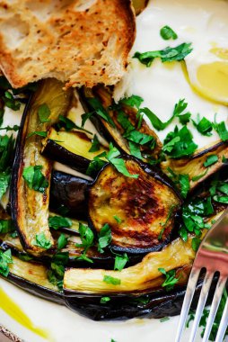 Sarımsaklı yoğurtlu Türk usulü ızgara patlıcan.