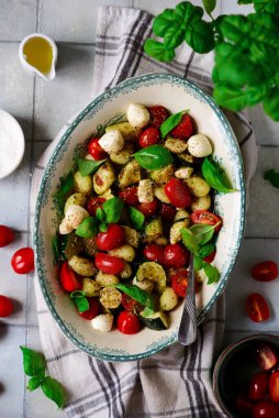 İtalyan Caprese salatası, gnocchi ve sebze... stil vintage.Seçici odak noktası