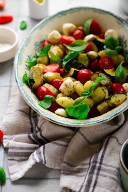 İtalyan Caprese salatası, gnocchi ve sebze... stil vintage.Seçici odak noktası