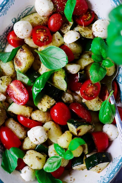 Italienischer Caprese Salat Mit Gnocchi Und Gemüse Style Vintage Selektiver — Stockfoto