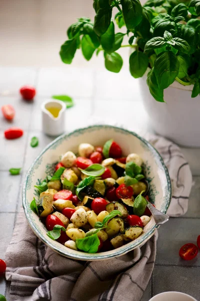 Salada Caprese Italiana Com Nhoque Legumes Foco Estilo Vintage Selective — Fotografia de Stock
