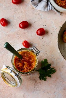 Ev yapımı kabak havyarı ve ekmek. Üst görünüm.. seçici odaklanma