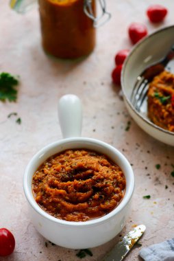 Ev yapımı kabak havyarı ve ekmek. Üst görünüm.. seçici odaklanma