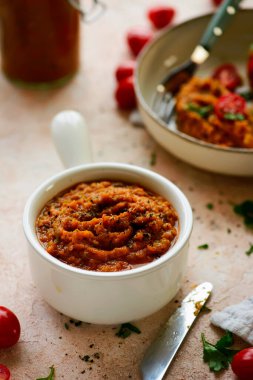 Ev yapımı kabak havyarı ve ekmek. Üst görünüm.. seçici odaklanma