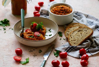 Ev yapımı kabak havyarı ve ekmek. Üst görünüm.. seçici odaklanma