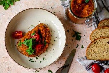Ev yapımı kabak havyarı ve ekmek. Üst görünüm.. seçici odaklanma