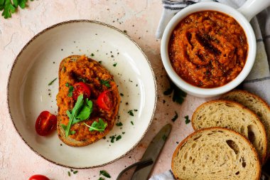 Ev yapımı kabak havyarı ve ekmek. Üst görünüm.. seçici odaklanma