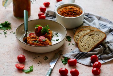 Ev yapımı kabak havyarı ve ekmek. Üst görünüm.. seçici odaklanma