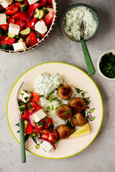 Poupée Viande Grecque Avec Riz Salade Tzatziki Selective Focus — Photo
