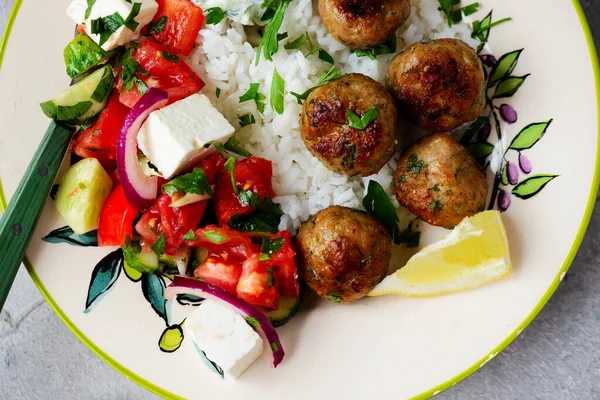 Fleischboll Griechischen Stil Mit Reis Und Salat Und Tzatziki Selektiver — Stockfoto
