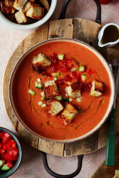 テーブルの上の伝統的なスペインの冷たいスープであるGazpacho — ストック写真