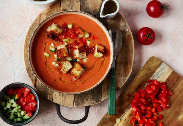 テーブルの上の伝統的なスペインの冷たいスープであるGazpacho — ストック写真
