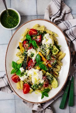 Izgara kabaklı makarna, buratta ve pesto ve Basil. Üst düzey. Seçici odaklanma