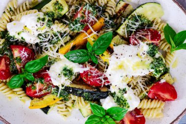 Izgara kabaklı makarna, buratta ve pesto ve Basil. Üst düzey. Seçici odaklanma