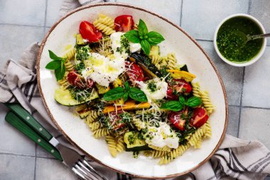 Izgara kabaklı makarna, buratta ve pesto ve Basil. Üst düzey. Seçici odaklanma